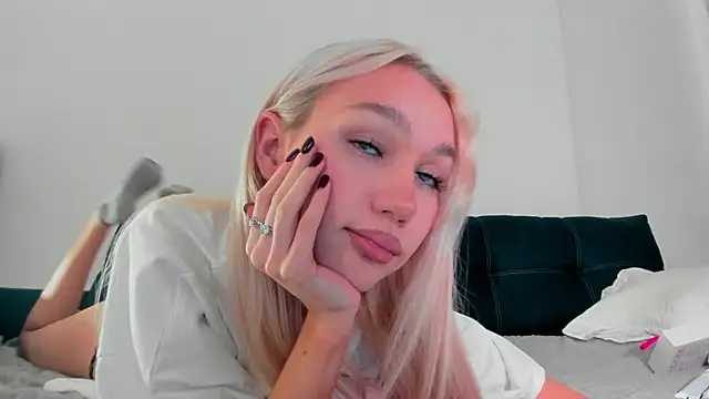 cuteleraay online show from September 22, 2025, 8:33 pm