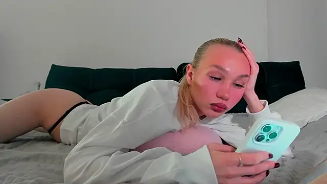 cuteleraay online show from October 5, 2025, 8:29 pm