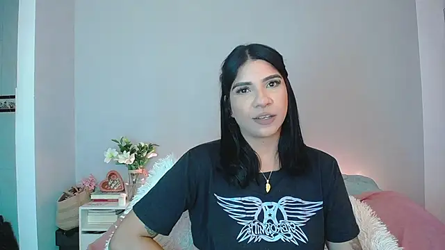 Laura-angeel online show from November 24, 2025, 7:02 pm