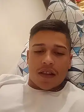 Snapshot of Duartte33 chatting on October 22, 2025, 8:08 pm Duartte33 online show from October 22, 2025, 8:08 pm