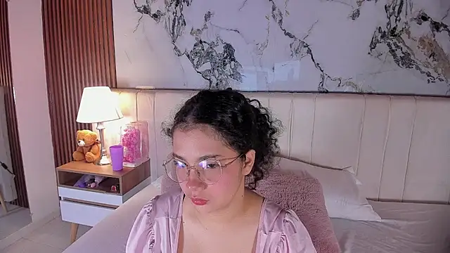 Snapshot of LunaRosse_ chatting on May 1, 2026, 10:31 am LunaRosse online show from May 1, 2026, 10:31 am