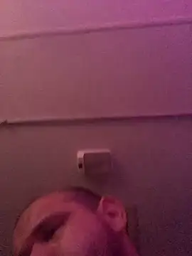 Snapshot of shakeweight chatting on February 15, 2026, 8:13 am shakeweight online show from February 15, 2026, 8:13 am