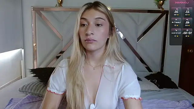 SophiaaLee online show from November 17, 2025, 4:46 pm