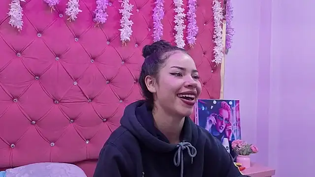 Nanis James online show from November 9, 2025, 2:43 am