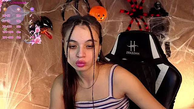 Leila Hefner online show from November 4, 2025, 2:43 am