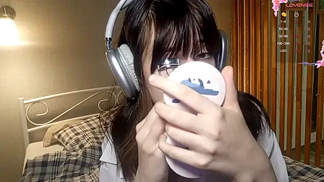 Honeey Beee online show from December 18, 2025, 5:08 pm