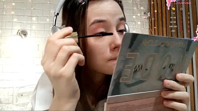 Honeey Beee online show from December 21, 2025, 5:09 pm