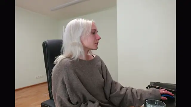 Laura Chaplin online show from October 22, 2025, 5:13 pm