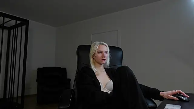 Laura Chaplin online show from February 8, 2026, 6:28 am