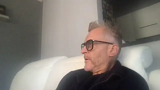 Axl hot online show from September 28, 2025, 12:54 pm