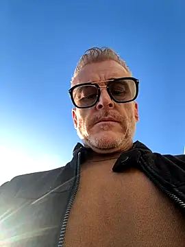 Axl hot online show from November 5, 2025, 3:01 pm