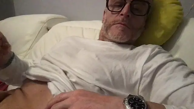 Axl hot online show from April 16, 2026, 9:39 pm