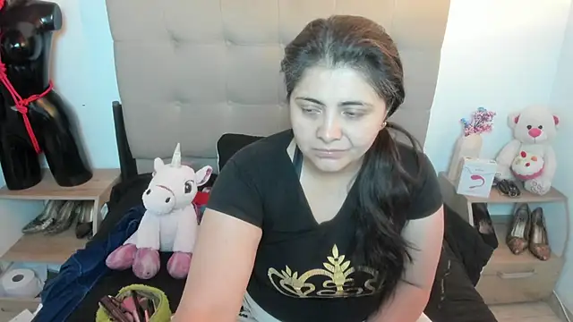 TifanyAmazinng online show from November 25, 2025, 12:49 pm