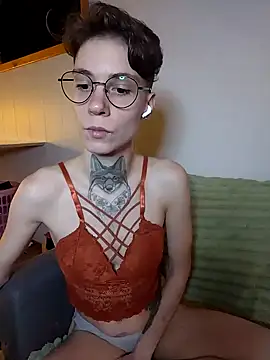 HoneySquirrel online show from April 3, 2026, 6:28 pm