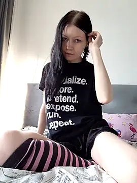 DragonFoxie online show from October 19, 2025, 11:00 am