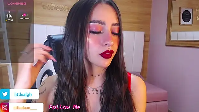 Abril Velvet a  online show from October 3, 2025, 1:08 pm