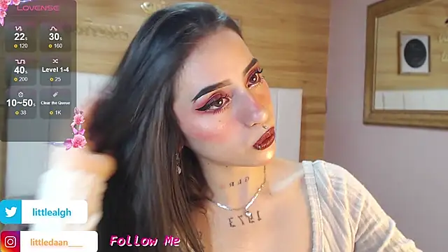 Abril Velvet a  online show from November 7, 2025, 1:33 pm