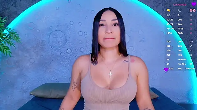 Snapshot of ReinaChloe chatting on April 30, 2026, 4:35 pm ReinaChloe online show from April 30, 2026, 4:35 pm