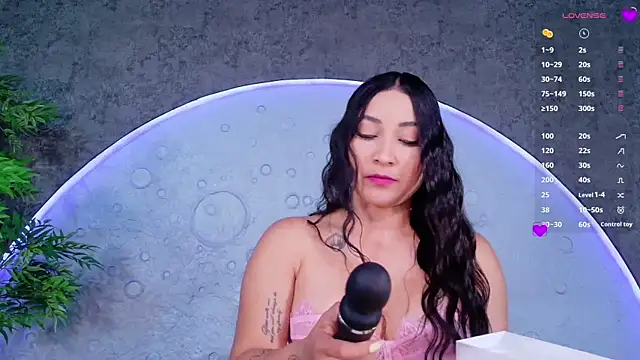 Snapshot of ReinaChloe chatting on May 7, 2026, 4:23 pm ReinaChloe online show from May 7, 2026, 4:23 pm