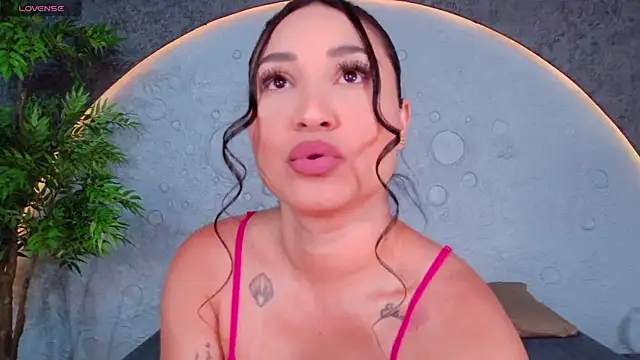 Snapshot of ReinaChloe chatting on May 19, 2026, 4:35 pm ReinaChloe online show from May 19, 2026, 4:35 pm