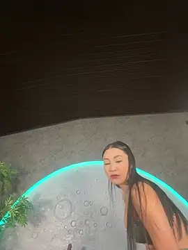 Snapshot of ReinaChloe chatting on June 1, 2026, 4:20 pm ReinaChloe online show from June 1, 2026, 4:20 pm