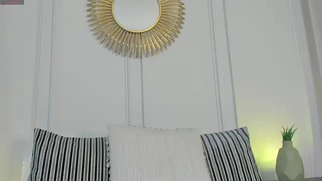 CharlotteBrownn  online show from April 18, 2026, 12:36 am