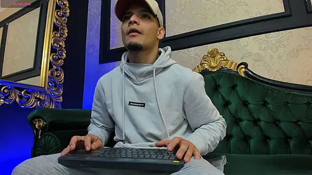 Snapshot of AlessandroKiing chatting on September 28, 2025, 2:33 pm AlessandroKiing online show from September 28, 2025, 2:33 pm