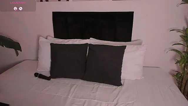 Snapshot of izzyvega__ chatting on October 14, 2025, 11:49 pm izzyvega online show from October 14, 2025, 11:49 pm