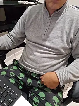 Carloskasado online show from October 9, 2025, 8:29 pm