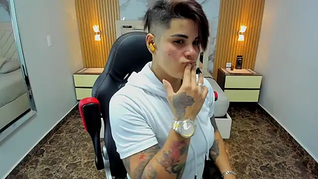 KAROLLJONES1 online show from March 2, 2026, 7:10 pm