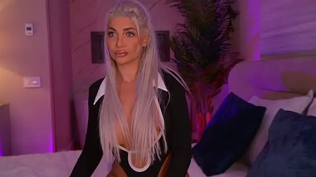 ElsaSinn online show from September 13, 2025, 3:17 am