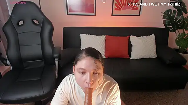Snapshot of victoria_becker_ chatting on April 18, 2026, 1:04 pm victoria becker online show from April 18, 2026, 1:04 pm