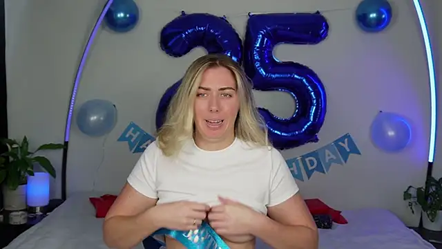 Snapshot of louiseberkeley chatting on November 7, 2025, 4:12 am louiseberkeley online show from November 7, 2025, 4:12 am