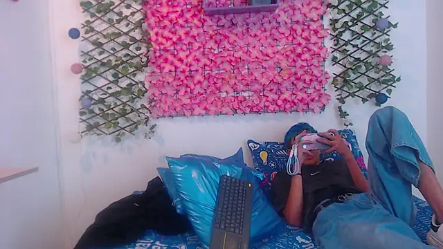 iam lukas   online show from September 13, 2025, 4:12 am