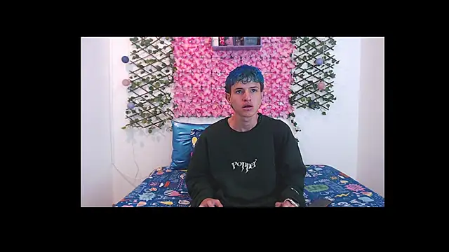 iam lukas   online show from September 19, 2025, 4:36 am