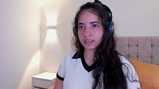 Nicol Chang online show from November 19, 2025, 8:20 pm