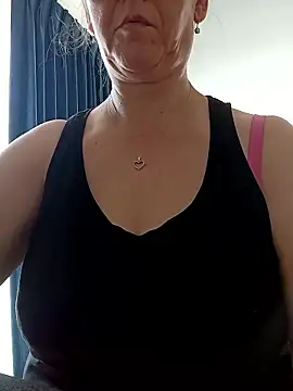 StrawberryBels online show from January 12, 2026, 12:38 am