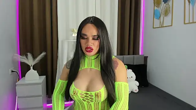 Malia Nicole online show from September 23, 2025, 7:28 pm