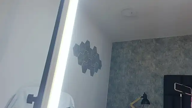 crystaldarliing online show from April 13, 2026, 4:23 pm