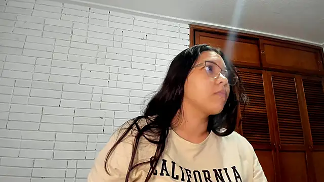 Naia Stant online show from November 6, 2025, 11:59 pm