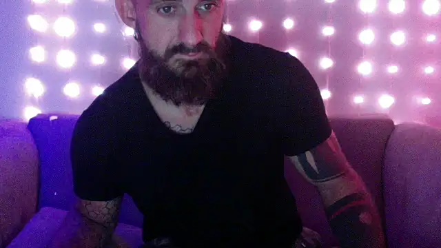 Snapshot of Bearlyfuckinglogan chatting on August 4, 2026, 4:26 am Bearlyfuckinglogan online show from August 4, 2026, 4:26 am