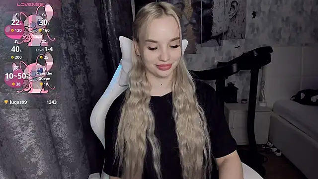 Snapshot of KiraKrox chatting on November 18, 2025, 9:19 pm KiraKrox online show from November 18, 2025, 9:19 pm