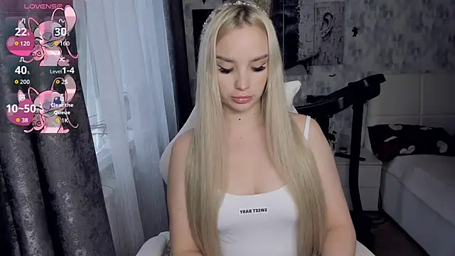 Snapshot of KiraKrox chatting on December 4, 2025, 8:45 am KiraKrox online show from December 4, 2025, 8:45 am