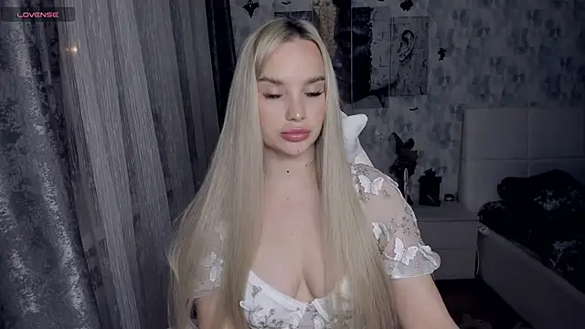 Snapshot of KiraKrox chatting on December 15, 2025, 8:24 pm KiraKrox online show from December 15, 2025, 8:24 pm