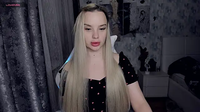 Snapshot of KiraKrox chatting on December 17, 2025, 10:05 pm KiraKrox online show from December 17, 2025, 10:05 pm