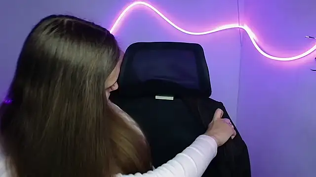 Aurora White online show from October 3, 2025, 11:07 am