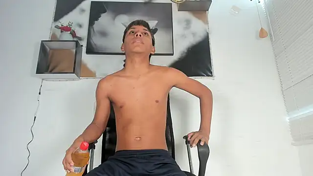 tyler twink boy online show from September 25, 2025, 1:15 pm