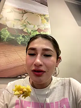 Isa Villamarin online show from October 3, 2025, 3:31 pm