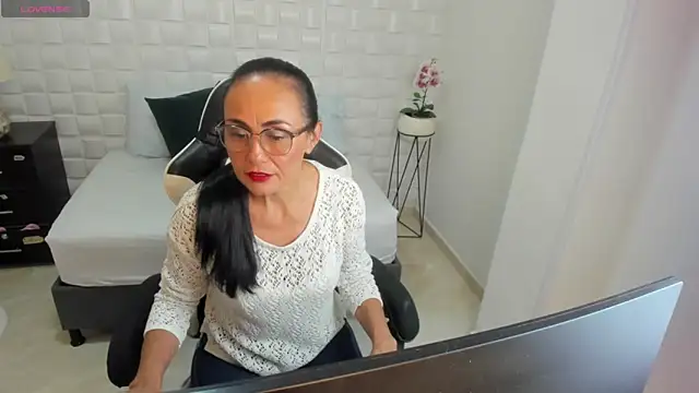 yulitza1025 online show from January 13, 2026, 1:16 pm