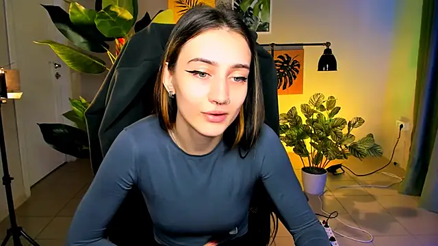 olivianorton online show from October 4, 2025, 10:35 am